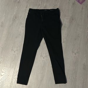 Black mid rise ankle skinny jeans. Size 10/30